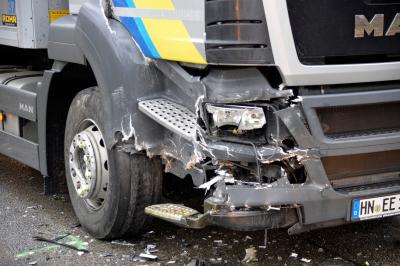 Rudersberg: Pkw rammt Lkw und landet im Wald
